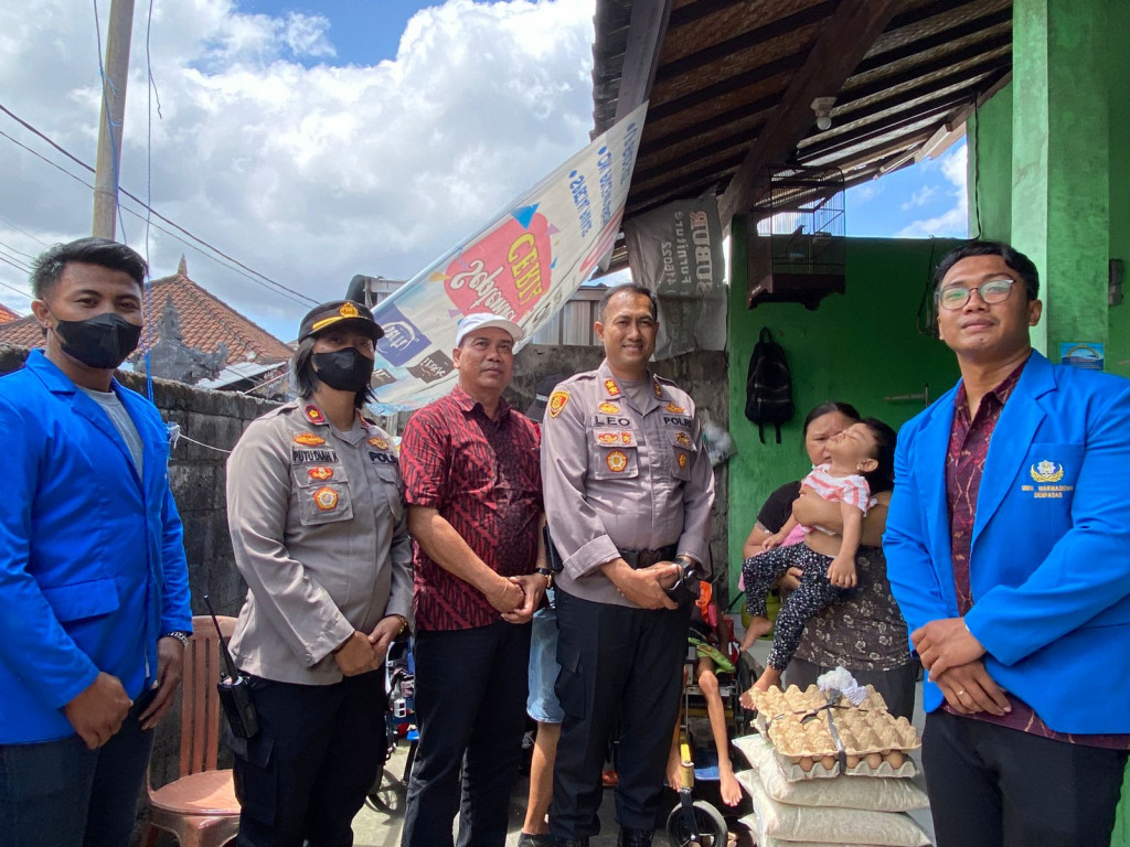 Dalam rangka HKGB ke-70, Ketua Bhayangkari Badung Bagikan Sembako